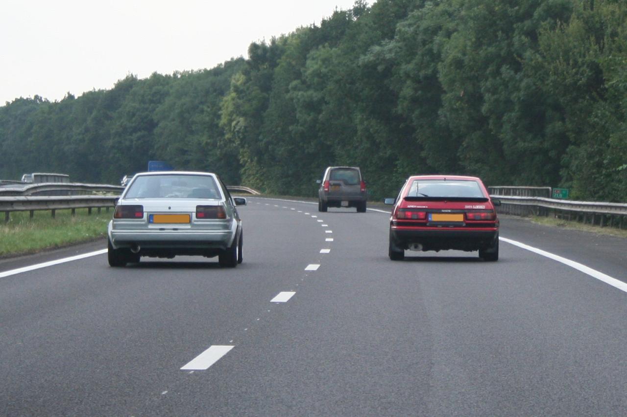 Djexor and Oldskull driving parallel
