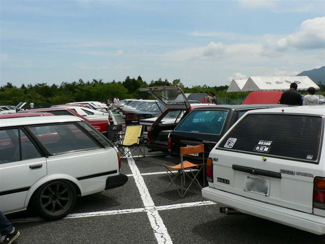 Count the toyota carina A60 sedans