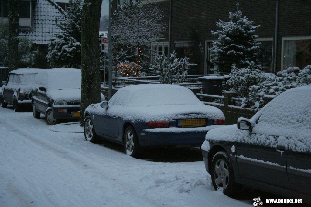 Blue Mazda MX5 mk2 covered in snow!