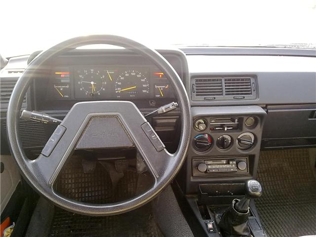 Nice clean dashboard and a 5 speed gearbox
