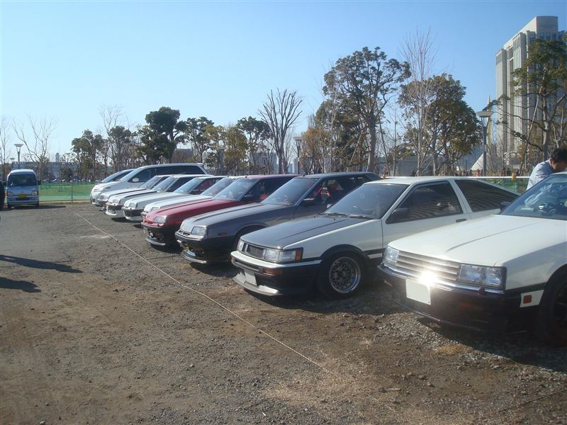 kouki Levin AE86 surrounded by R30s