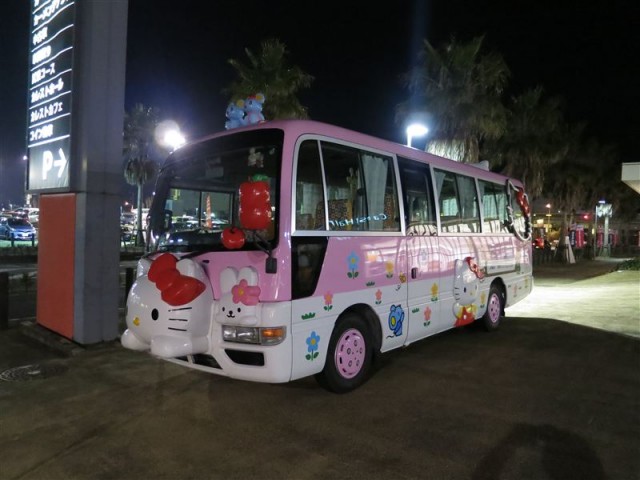 Hello Kitty bus