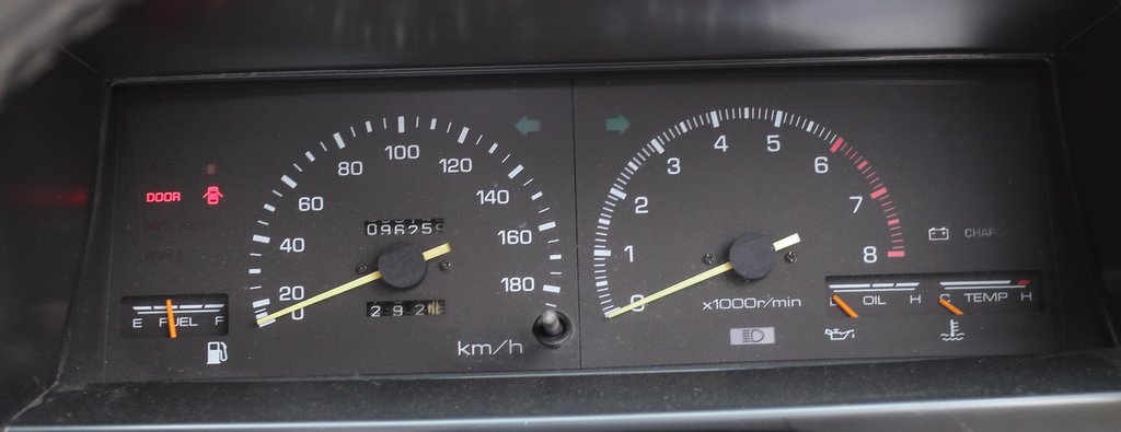 Australian zenki Toyota Corolla Sprinter SR AE86 gauge cluster