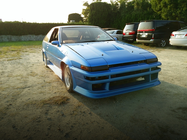 AE86 with serial AE86-0008686 is a panda white Trueno GT Apex AE86