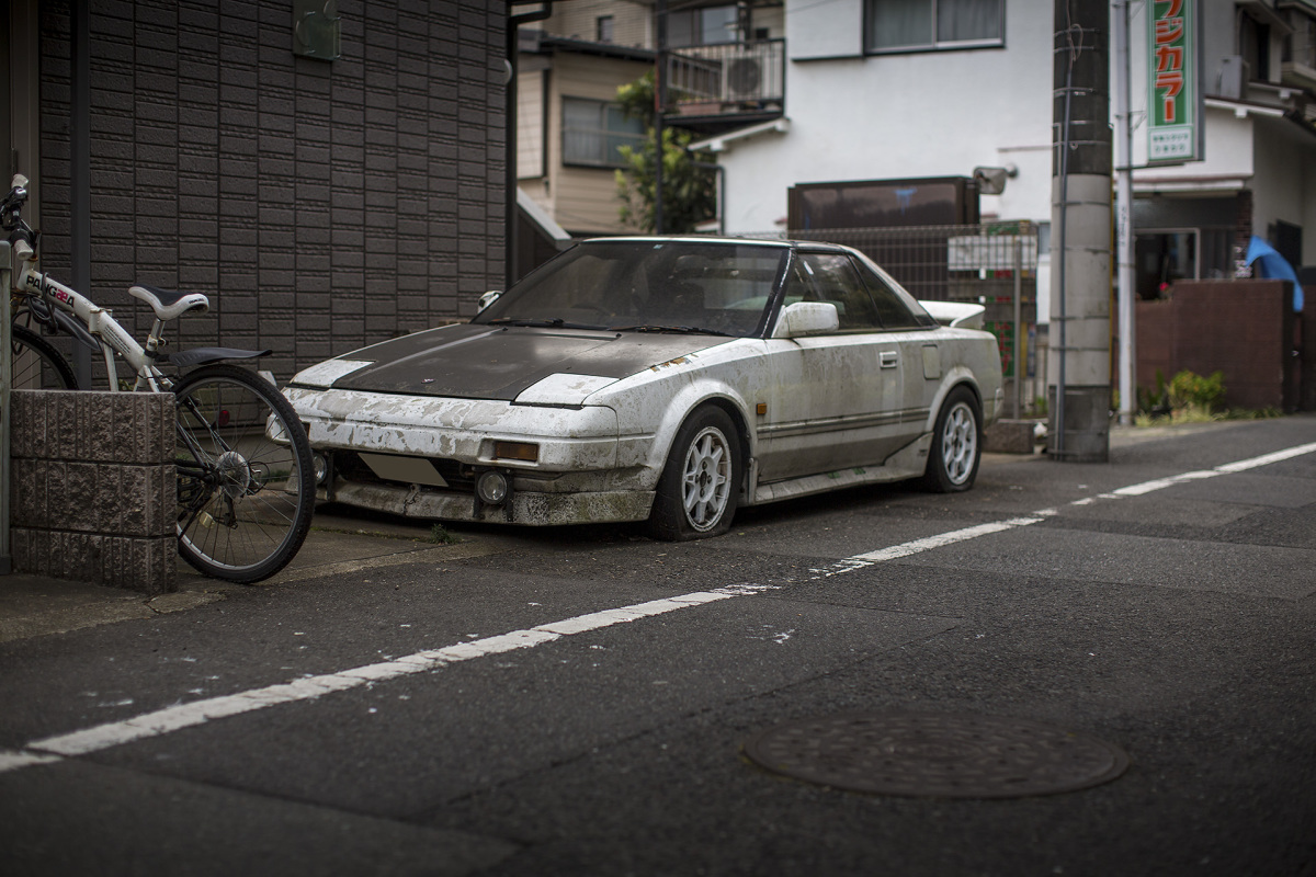 Abandoned MR2 AW11 in Tokyo, photo by Dino Dalle Carbonare