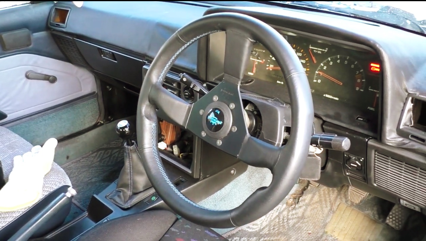 Edmard's Carina: clean 3 spoke steering wheel