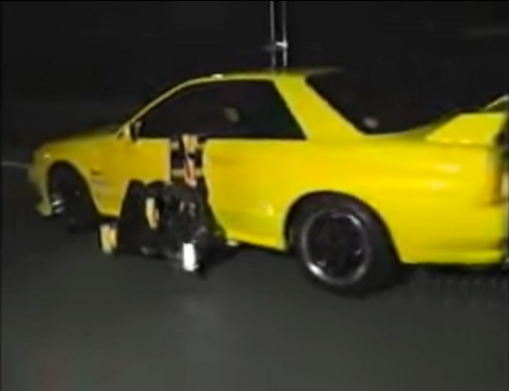 Mounting of a film camera on the side of a Nissan Skyline GT-R
