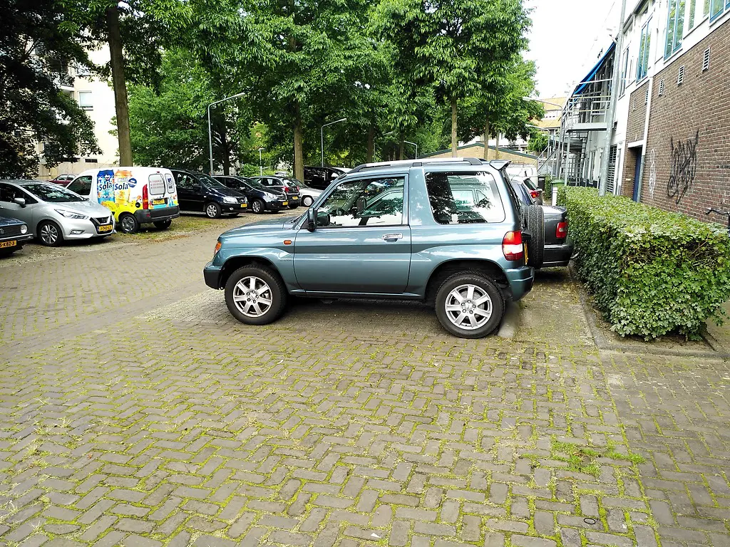 This inconspicuous Pajero Pinin holds a double dirty secret