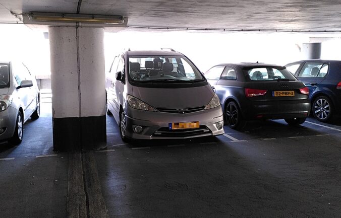 Yes it is because it's a JDM Toyota Estima L Aeras!