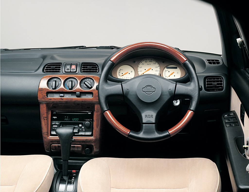 Wood grain and beige interior of the March Bolero K11