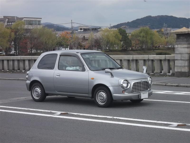 Nissan March Rumba with fender mounted mirrors