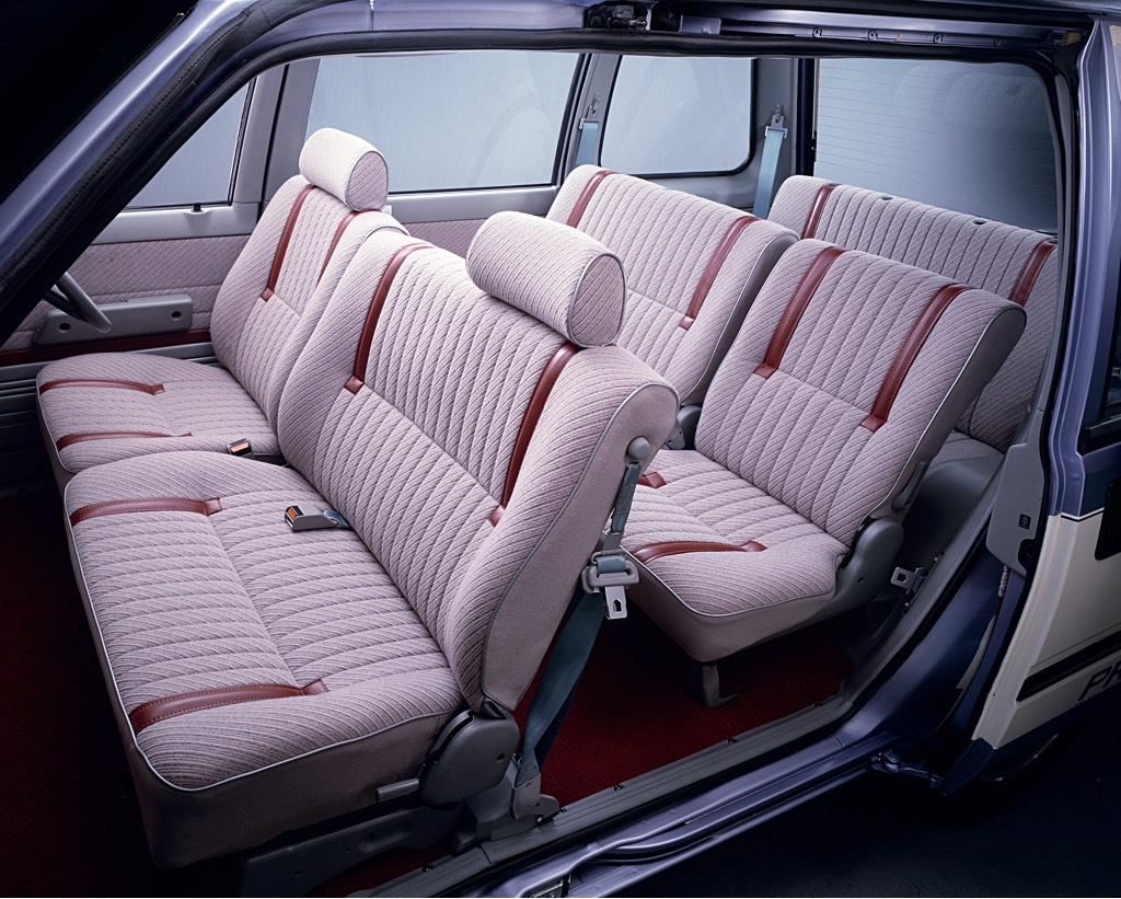 Nissan Prairie JW-G spacious interior