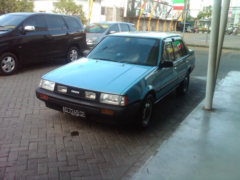 This Corolla E80 sedan has the same grill with integrated fog lights