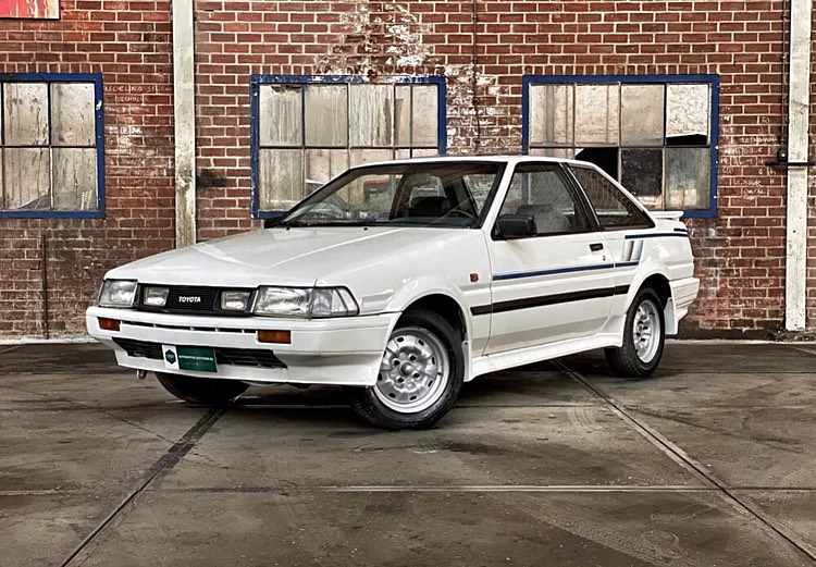 I really wonder why this European Corolla AE86 with AE82 front end doesn't sell...