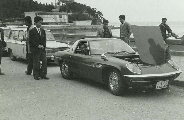 Takaharu Kobayakawa and other Mazda engineers with the Cosmo Sports 110 prototype